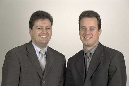 Klicken zum vergrößern! Generationswechsel bei Hawa: Heinz Haab, Kaufmännischer Geschäftsführer (links), und Gregor Haab, Technischer Geschäftsführer, haben im vergangenen Jahr die operative Führung der Hawa AG übernommen.