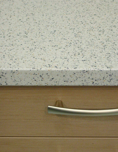 Eleganz mit Wilsonart Mineralstoff. Die Verarbeitungstechnologie von 3 mm SSV erlaubt einen Radius von 3 mm an den Kanten. Der Schleifgrad bestimmt die Brillanz der gesamten Oberfläche. Foto: Resopal